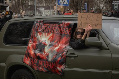 Kyiv, Ukrayna. 3 Mart 2024 'te birçok insan savaş esirlerinin akrabalarına destek olmak ve Azov savaşçılarının iki yıldır esir tutulduğunu hatırlatmak için Kyiv' in merkezine gitti.