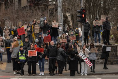 Kyiv, Ukrayna. 3 Mart 2024 'te birçok insan savaş esirlerinin akrabalarına destek olmak ve Azov savaşçılarının iki yıldır esir tutulduğunu hatırlatmak için Kyiv' in merkezine gitti.
