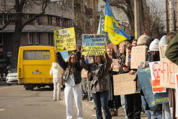 Kyiv, Ukrayna. 3 Mart 2024 'te, birçok insan, iki yıldır Ruslar tarafından esir tutulan Azov savaş esirlerini desteklemek için Kyiv' in merkezine gitti..