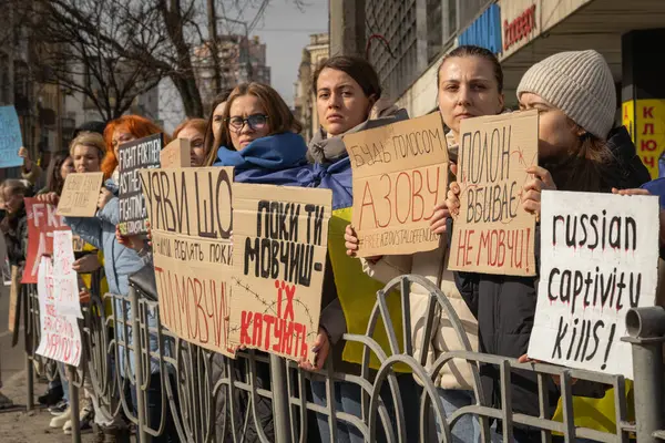 Kyiv, Ukrayna. 3 Mart 2024 'te, birçok insan, iki yıldır Ruslar tarafından esir tutulan Azov savaş esirlerini desteklemek için Kyiv' in merkezine gitti..