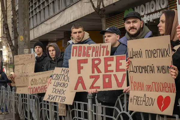 Kyiv, Ukrayna. 3 Mart 2024 'te, birçok insan, iki yıldır Ruslar tarafından esir tutulan Azov savaş esirlerini desteklemek için Kyiv' in merkezine gitti..