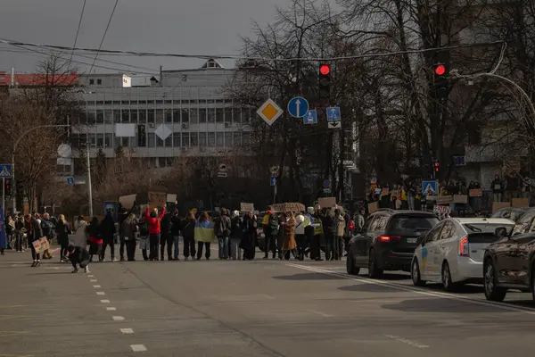 Kyiv, Ukrayna. 3 Mart 2024 'te, birçok insan, iki yıldır Ruslar tarafından esir tutulan Azov savaş esirlerini desteklemek için Kyiv' in merkezine gitti..