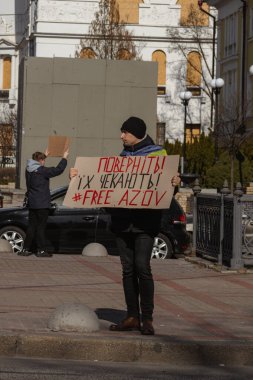 Kyiv, Ukrayna. 10 Mart 2024 'te birçok insan, Azov ordusunun iki yıldır Rus esaretinde olduğunu ve onları özgür Azov' a, evlerine götürmesini hatırlatmak için öğleden sonra şehir merkezine gitti. Sessiz kalma.