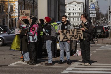 Kyiv, Ukrayna. 10 Mart 2024 'te birçok insan, Azov ordusunun iki yıldır Rus esaretinde olduğunu ve onları özgür Azov' a, evlerine götürmesini hatırlatmak için öğleden sonra şehir merkezine gitti. Sessiz kalma.