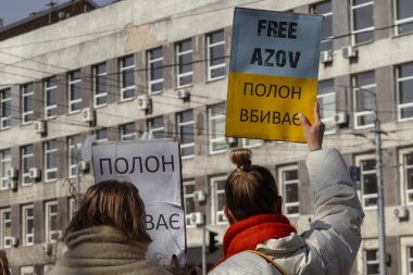 Kyiv, Ukrayna. 10 Mart 2024 'te birçok insan, Azov ordusunun iki yıldır Rus esaretinde olduğunu ve onları özgür Azov' a, evlerine götürmesini hatırlatmak için öğleden sonra şehir merkezine gitti. Sessiz kalma.