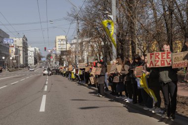 Kyiv, Ukrayna. 10 Mart 2024 'te birçok insan, Azov ordusunun iki yıldır Rus esaretinde olduğunu ve onları özgür Azov' a, evlerine götürmesini hatırlatmak için öğleden sonra şehir merkezine gitti. Sessiz kalma.