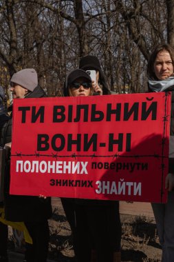 Kyiv, Ukrayna. 10 Mart 2024 'te birçok insan, Azov ordusunun iki yıldır Rus esaretinde olduğunu ve onları özgür Azov' a, evlerine götürmesini hatırlatmak için öğleden sonra şehir merkezine gitti. Sessiz kalma.