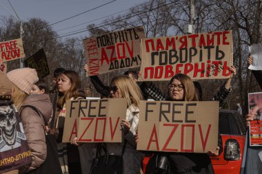 Kyiv, Ukrayna. 10 Mart 2024 'te birçok insan, Azov ordusunun iki yıldır Rus esaretinde olduğunu ve onları özgür Azov' a, evlerine götürmesini hatırlatmak için öğleden sonra şehir merkezine gitti. Sessiz kalma. 