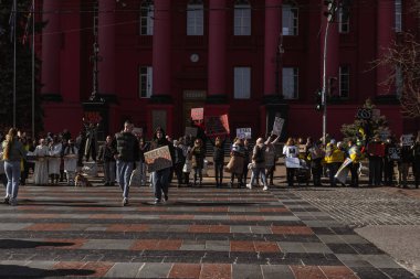 Kyiv, Ukrayna. 10 Mart 2024 'te birçok insan, Azov ordusunun iki yıldır Rus esaretinde olduğunu ve onları özgür Azov' a, evlerine götürmesini hatırlatmak için öğleden sonra şehir merkezine gitti. Sessiz kalma.
