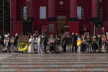 Kyiv, Ukrayna. 10 Mart 2024 'te birçok insan, Azov ordusunun iki yıldır Rus esaretinde olduğunu ve onları özgür Azov' a, evlerine götürmesini hatırlatmak için öğleden sonra şehir merkezine gitti. Sessiz kalma.