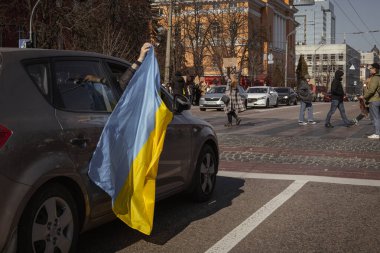 Kyiv, Ukrayna. 10 Mart 2024 'te, ilgili insanlar öğleden sonra şehir merkezine gidip Azov ordusunun iki yıldır Rusya' da tutsak olduğunu hatırlatıyorlar. Azov 'un özgürlüğü. Sessiz kalma.