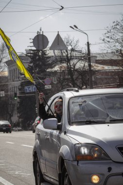 Kyiv, Ukrayna. 10 Mart 2024 'te, ilgili insanlar öğleden sonra şehir merkezine gidip Azov ordusunun iki yıldır Rusya' da tutsak olduğunu hatırlatıyorlar. Azov 'un özgürlüğü. Sessiz kalma.