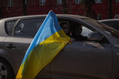 Kyiv, Ukrayna. 10 Mart 2024 'te, ilgili insanlar öğleden sonra şehir merkezine gidip Azov ordusunun iki yıldır Rusya' da tutsak olduğunu hatırlatıyorlar. Azov 'un özgürlüğü. Sessiz kalma.