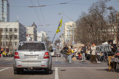 Kyiv, Ukrayna. 10 Mart 2024 'te, ilgili insanlar öğleden sonra şehir merkezine gidip Azov ordusunun iki yıldır Rusya' da tutsak olduğunu hatırlatıyorlar. Azov 'un özgürlüğü. Sessiz kalma.