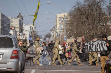 Kyiv, Ukrayna. 10 Mart 2024 'te, ilgili insanlar öğleden sonra şehir merkezine gidip Azov ordusunun iki yıldır Rusya' da tutsak olduğunu hatırlatıyorlar. Azov 'un özgürlüğü. Sessiz kalma.