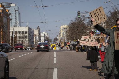 Kyiv, Ukrayna. 10 Mart 2024 'te, ilgili insanlar öğleden sonra şehir merkezine gidip Azov ordusunun iki yıldır Rusya' da tutsak olduğunu hatırlatıyorlar. Azov 'un özgürlüğü. Sessiz kalma.