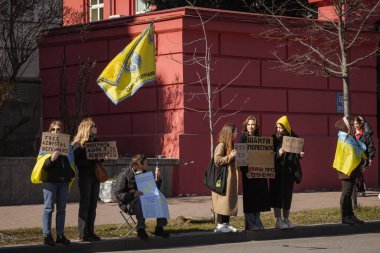 Kyiv, Ukrayna. 10 Mart 2024 'te, ilgili insanlar öğleden sonra şehir merkezine gidip Azov ordusunun iki yıldır Rusya' da tutsak olduğunu hatırlatıyorlar. Azov 'un özgürlüğü. Sessiz kalma.