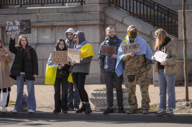 Kyiv, Ukrayna. 10 Mart 2024 'te, ilgili insanlar öğleden sonra şehir merkezine gidip Azov ordusunun iki yıldır Rusya' da tutsak olduğunu hatırlatıyorlar. Azov 'un özgürlüğü. Sessiz kalma.