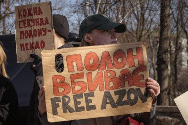 Kyiv, Ukrayna. 10 Mart 2024 'te, ilgili insanlar öğleden sonra şehir merkezine gidip Azov ordusunun iki yıldır Rusya' da tutsak olduğunu hatırlatıyorlar. Azov 'un özgürlüğü. Sessiz kalma.