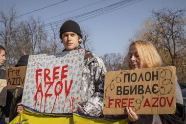 Kyiv, Ukrayna. 10 Mart 2024 'te, ilgili insanlar öğleden sonra şehir merkezine gidip Azov ordusunun iki yıldır Rusya' da tutsak olduğunu hatırlatıyorlar. Azov 'un özgürlüğü. Sessiz kalma.