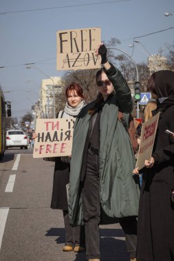 Kyiv, Ukrayna. 10 Mart 2024 'te, ilgili insanlar öğleden sonra şehir merkezine gidip Azov ordusunun iki yıldır Rusya' da tutsak olduğunu hatırlatıyorlar. Azov 'un özgürlüğü. Sessiz kalma.