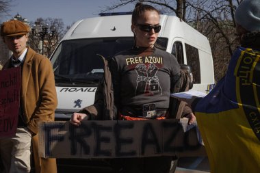 Kyiv, Ukrayna. 10 Mart 2024 'te, ilgili insanlar öğleden sonra şehir merkezine gidip Azov ordusunun iki yıldır Rusya' da tutsak olduğunu hatırlatıyorlar. Azov 'un özgürlüğü. Sessiz kalma.