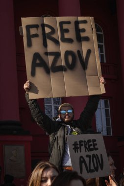 Kyiv, Ukrayna. 10 Mart 2024 'te, ilgili insanlar öğleden sonra şehir merkezine gidip Azov ordusunun iki yıldır Rusya' da tutsak olduğunu hatırlatıyorlar. Azov 'un özgürlüğü. Sessiz kalma.