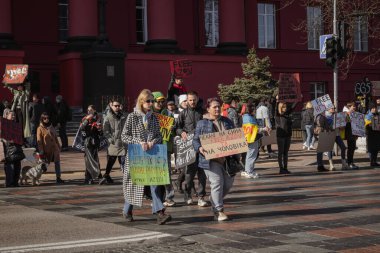 Kyiv, Ukrayna. 10 Mart 2024 'te, ilgili insanlar öğleden sonra şehir merkezine gidip Azov ordusunun iki yıldır Rusya' da tutsak olduğunu hatırlatıyorlar. Azov 'un özgürlüğü. Sessiz kalma.