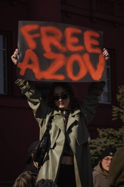Kyiv, Ukrayna. 10 Mart 2024 'te, ilgili insanlar öğleden sonra şehir merkezine gidip Azov ordusunun iki yıldır Rusya' da tutsak olduğunu hatırlatıyorlar. Azov 'un özgürlüğü. Sessiz kalma.