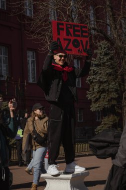 Kyiv, Ukrayna. 10 Mart 2024 'te, ilgili insanlar öğleden sonra şehir merkezine gidip Azov ordusunun iki yıldır Rusya' da tutsak olduğunu hatırlatıyorlar. Azov 'un özgürlüğü. Sessiz kalma.