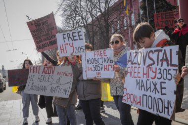 Kyiv, Ukrayna. 10 Mart 2024 'te, ilgili insanlar öğleden sonra şehir merkezine gidip herkese Azov ordusunun iki yıldır Rusya' da esir tutulduğunu hatırlatıyorlar. Azov 'u serbest bırak. Susturma kendini