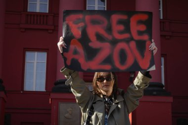 Kyiv, Ukrayna. 10 Mart 2024 'te, ilgili insanlar öğleden sonra şehir merkezine gidip herkese Azov ordusunun iki yıldır Rusya' da esir tutulduğunu hatırlatıyorlar. Azov 'u serbest bırak. Susturma kendini