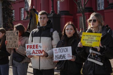 Kyiv, Ukrayna. 10 Mart 2024 'te, ilgili insanlar öğleden sonra şehir merkezine gidip herkese Azov ordusunun iki yıldır Rusya' da esir tutulduğunu hatırlatıyorlar. Azov 'u serbest bırak. Susturma kendini