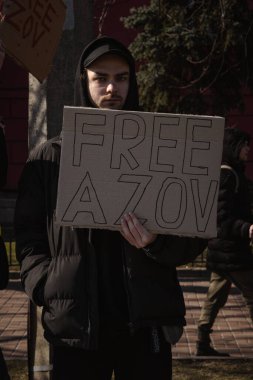 Kyiv, Ukrayna. 10 Mart 2024 'te, ilgili insanlar öğleden sonra şehir merkezine gidip herkese Azov ordusunun iki yıldır Rusya' da esir tutulduğunu hatırlatıyorlar. Azov 'u serbest bırak. Susturma kendini