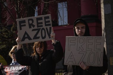 Kyiv, Ukrayna. 10 Mart 2024 'te, ilgili insanlar öğleden sonra şehir merkezine gidip herkese Azov ordusunun iki yıldır Rusya' da esir tutulduğunu hatırlatıyorlar. Azov 'u serbest bırak. Susturma kendini
