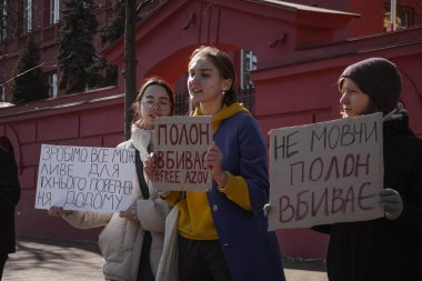 Kyiv, Ukrayna. 10 Mart 2024 'te, ilgili insanlar öğleden sonra şehir merkezine gidip herkese Azov ordusunun iki yıldır Rusya' da esir tutulduğunu hatırlatıyorlar. Azov 'u serbest bırak. Susturma kendini