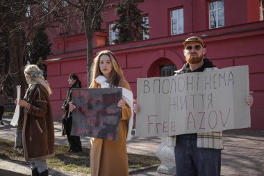 Kyiv, Ukrayna. 10 Mart 2024 'te, ilgili insanlar öğleden sonra şehir merkezine gidip herkese Azov ordusunun iki yıldır Rusya' da esir tutulduğunu hatırlatıyorlar. Azov 'u serbest bırak. Susturma kendini