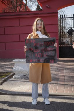 Kyiv, Ukrayna. 10 Mart 2024 'te, ilgili insanlar öğleden sonra şehir merkezine gidip herkese Azov ordusunun iki yıldır Rusya' da esir tutulduğunu hatırlatıyorlar. Azov 'u serbest bırak. Susturma kendini