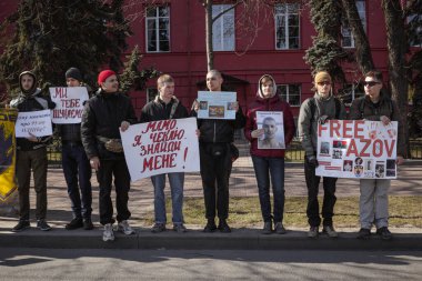 Kyiv, Ukrayna. 10 Mart 2024 'te, ilgili insanlar öğleden sonra şehir merkezine gidip herkese Azov ordusunun iki yıldır Rusya' da esir tutulduğunu hatırlatıyorlar. Azov 'u serbest bırak. Susturma kendini