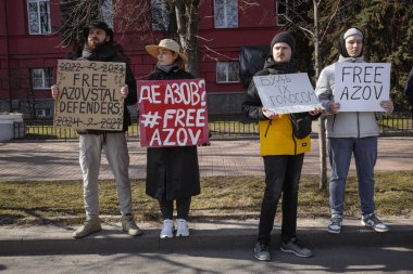 Kyiv, Ukrayna. 10 Mart 2024 'te, ilgili insanlar öğleden sonra şehir merkezine gidip herkese Azov ordusunun iki yıldır Rusya' da esir tutulduğunu hatırlatıyorlar. Azov 'u serbest bırak. Susturma kendini