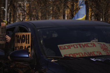 Kyiv, Ukrayna. 10 Mart 2024 'te, ilgili insanlar öğleden sonra şehir merkezine gidip herkese Azov ordusunun iki yıldır Rusya' da esir tutulduğunu hatırlatıyorlar. Azov 'u serbest bırak. Susturma kendini