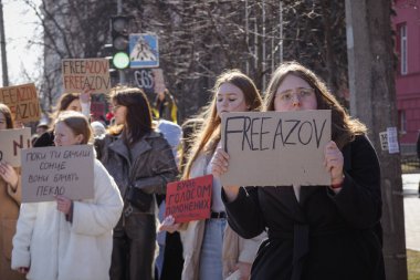 Kyiv, Ukrayna. 10 Mart 2024 'te, ilgili insanlar öğleden sonra şehir merkezine gidip herkese Azov ordusunun iki yıldır Rusya' da esir tutulduğunu hatırlatıyorlar. Azov 'u serbest bırak. Susturma kendini