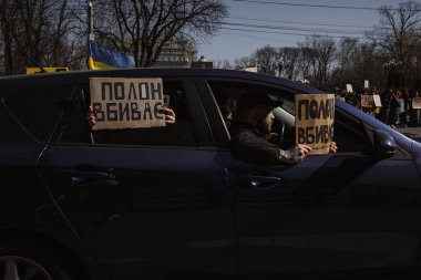 Kyiv, Ukrayna. 10 Mart 2024 'te, ilgili insanlar öğleden sonra şehir merkezine gidip herkese Azov ordusunun iki yıldır Rusya' da esir tutulduğunu hatırlatıyorlar. Azov 'u serbest bırak. Susturma kendini