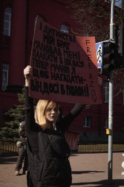 Kyiv, Ukrayna. 10 Mart 2024 'te, ilgili insanlar öğleden sonra şehir merkezine gidip herkese Azov ordusunun iki yıldır Rusya' da esir tutulduğunu hatırlatıyorlar. Azov 'u serbest bırak. Susturma kendini