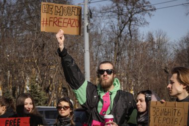 Kyiv, Ukrayna. 10 Mart 2024 'te, ilgili insanlar öğleden sonra şehir merkezine gidip herkese Azov ordusunun iki yıldır Rusya' da esir tutulduğunu hatırlatıyorlar. Azov 'u serbest bırak. Susturma kendini