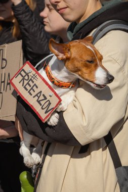 Kyiv, Ukrayna. 10 Mart 2024 'te birçok genç ve ilgili insan gün boyunca şehir merkezine giderek 