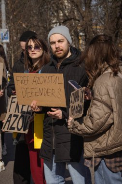 Kyiv, Ukrayna. 10 Mart 2024 'te birçok genç ve ilgili insan gün boyunca şehir merkezine giderek 