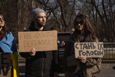 Kyiv, Ukrayna. 10 Mart 2024 'te birçok genç ve ilgili insan gün boyunca şehir merkezine giderek 