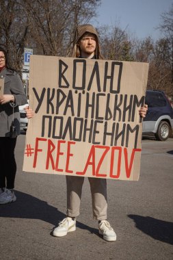 Kyiv, Ukrayna. 10 Mart 2024 'te birçok genç ve ilgili insan gün boyunca şehir merkezine giderek 