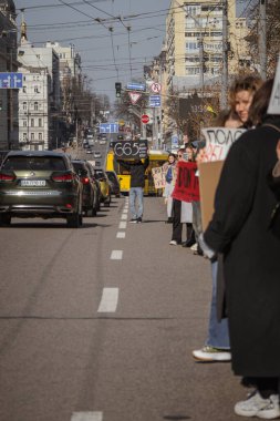 Kyiv, Ukrayna. 10 Mart 2024 'te birçok genç ve ilgili insan gün boyunca şehir merkezine giderek 